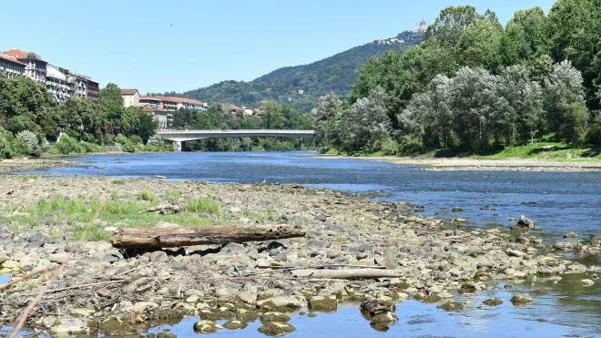 La secca del fiume Po a Torino, 25 luglio 2017 ANSA/ALESSANDRO DI MARCO