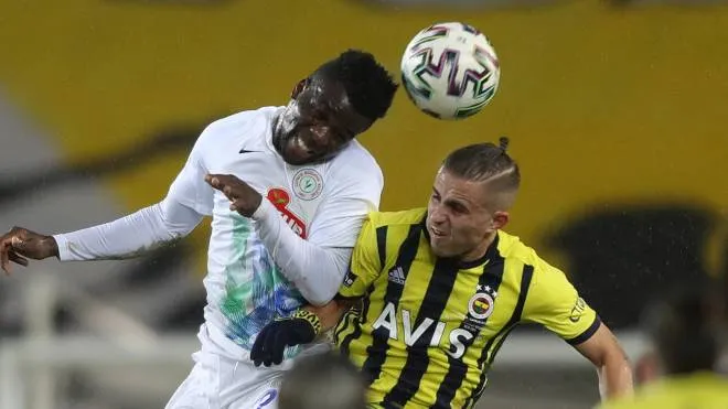 epa08975671 Dimitros Pelkas (R) of Fenerbahce in action against Godfred Donsah (L) of Rizespor during the Turkish Super League soccer match between Fenerbahce and Rizespor in Istanbul, Turkey, 30 January 2021.  EPA/ERDEM SAHIN