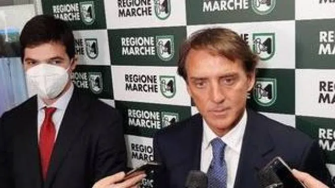Mister Roberto Mancini insieme al presidente della Regione Francesco Acquaroli