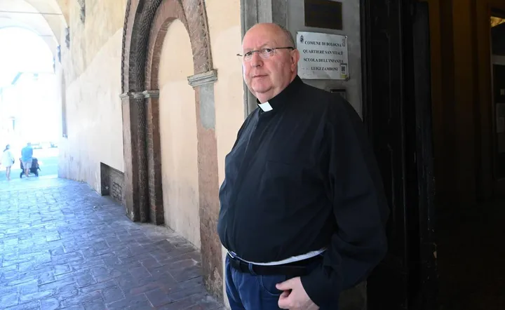 Padre Domenico Vittorini fuori dall’Oratorio di Santa Cecilia, a pochi metri da piazza Verdi