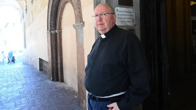 Padre Domenico Vittorini fuori dall’Oratorio di Santa Cecilia, a pochi metri da piazza Verdi