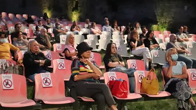 Pubblico distanziato durante una delle proiezioni del cinema sotto le stelle, organizzato all’interno della Rocca