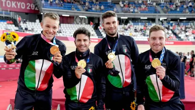 epa09393980 Team Italy members (L-R) Jonathan Milan, Francesco Lamon, Filippo Ganna and Simone Consonni pose with their gold medals during the medal ceremony for the Men's Team Pursuit Final of the Track Cycling events of the Tokyo 2020 Olympic Games at the Izu Velodrome in Ono, Shizuoka, Japan, 04 August 2021.  EPA/CHRISTOPHER JUE