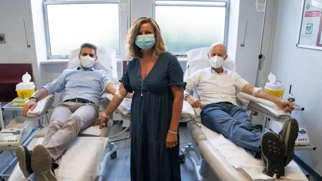 Il sindaco di Parma, Federico Pizzarotti dona il sangue