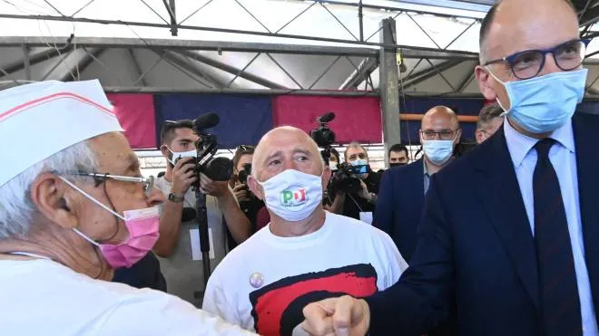 Enrico Letta con i volontari della Festa dell’Unità al parco Cevenini lo scorso luglio