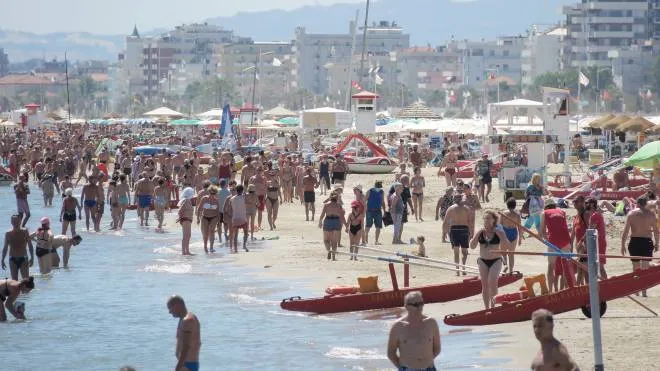 26-06-2021 Rimini - Mare spiaggia turisti turismo gente stagione turistica battigia - photo  Petrangeli