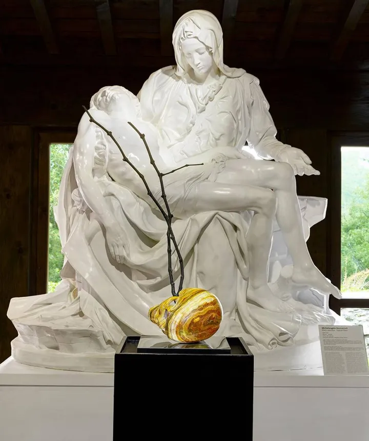 La scultura dorata di Michelangelo Galliani davanti al calco in gesso della celebre Pietà di Buonarroti