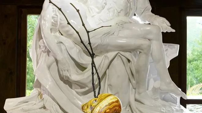 La scultura dorata di Michelangelo Galliani davanti al calco in gesso della celebre Pietà di Buonarroti