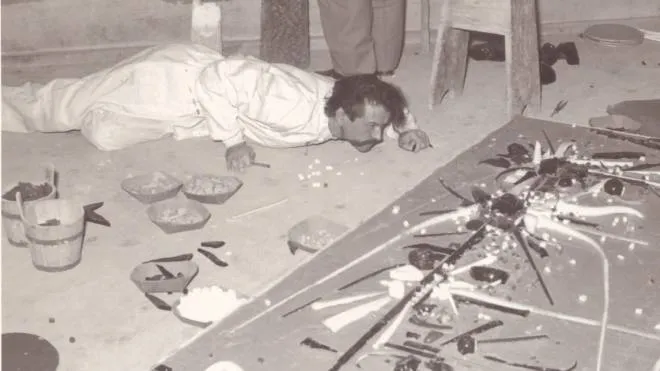 Georges Mathieu mentre lavora a ’Omaggio a Odoacre’ (foto del 1959)