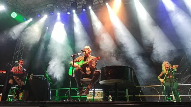 Umberto Tozzi durante il concerto live in piazza Guercino a Cento