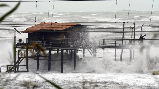 Una mareggiata si abbatte sulla costa ad Ancona,  7 ottobre 2021.ANSA
