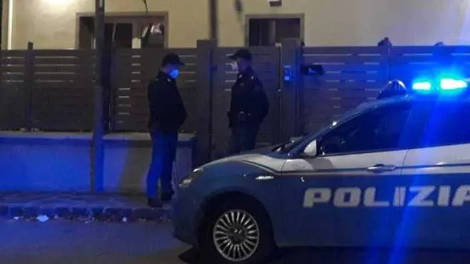 La polizia davanti alla villetta di via Marco Polo, a Sassuolo