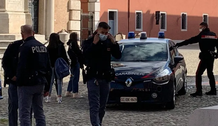 L’intervento delle forze dell’ordine ieri in piazza Roma dove le giovani hanno raccontato quello che sarebbe accaduto