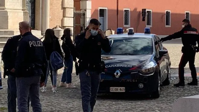 L’intervento delle forze dell’ordine ieri in piazza Roma dove le giovani hanno raccontato quello che sarebbe accaduto