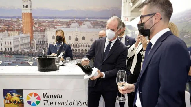 Luca Zaia, Presidente Regione Veneto sciabola una bottiglia durante la cerimonia di inaugurazione del Vinataly Special Edition 2021 a Verona, Itala, 17 ottobre 2021. ANSA/EMANUELE PENNACCHIO