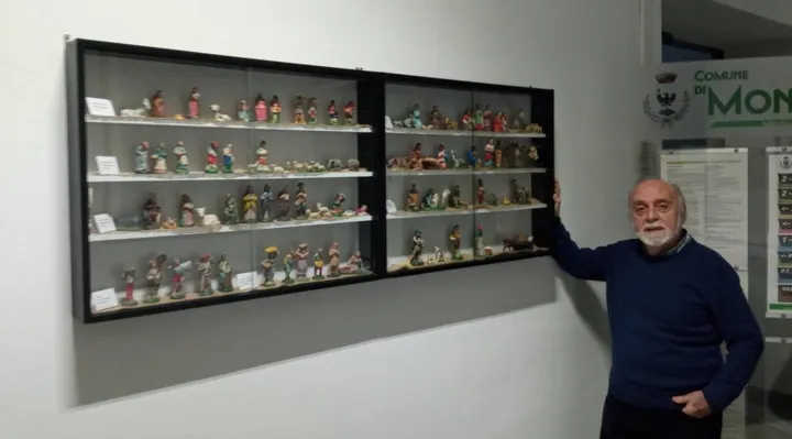 L’artista Gian Paolo Roffi mostra parte della sua collezione di statuine del Presepe