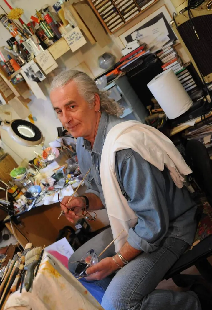Il pittore tredoziese Maurizio Monti nel suo studio