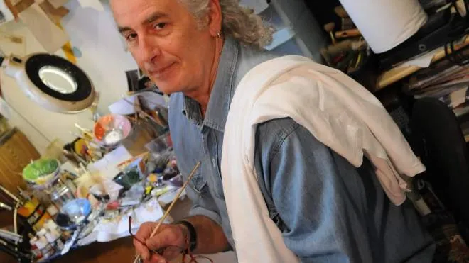Il pittore tredoziese Maurizio Monti nel suo studio