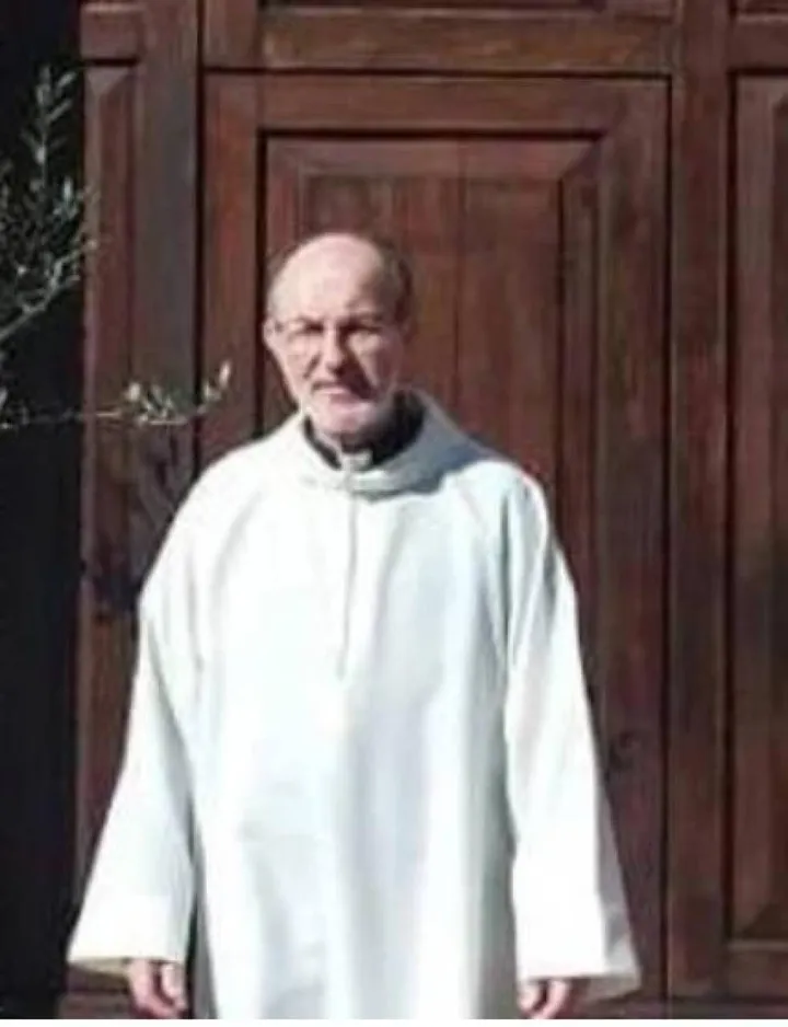 Don Gino Pierosara fino a ieri era parroco di Marischio, la frazione di Fabriano dove si è tenuta la riunione di cento no vax alla presenza del medico radiato