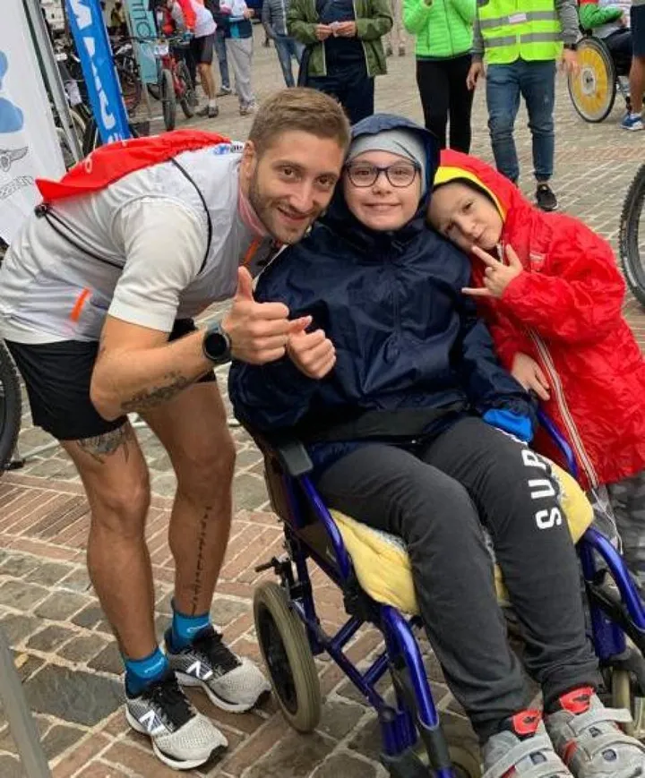 Il maratoneta Mattia Baldoni alla partenza di una gara podistica con il nipote Alex Chiacchiera e il figlio Francesco