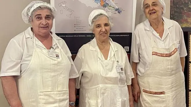 Rosalena, Graziella ed Eleonora del gruppo delle arzdore di Dozza, impegnate nel sostenere la tradizione