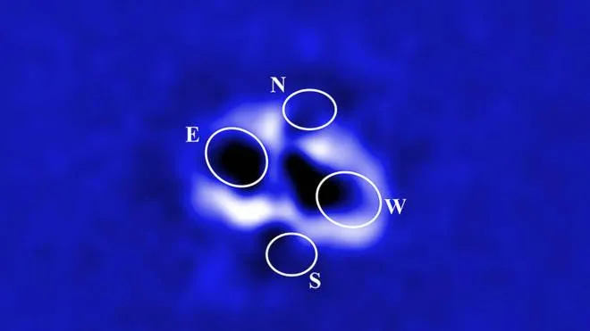 L'ammasso di galassie RBS 797 osservato nei raggi X con in evidenza le due coppie di cavità, o bolle, in direzione est-ovest e nord-sud (Immagine: NASA / CXC / Università di Bologna / F. Ubertosi)