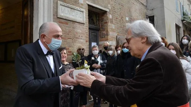 Matrimonio di Maurizio Gambini Sindaco di Urbino con Germana Meliffi
Celebrante Vittorio Sgarbi
Gambini consegna la bomboniera una piantina di ulivo a Sgarbi
