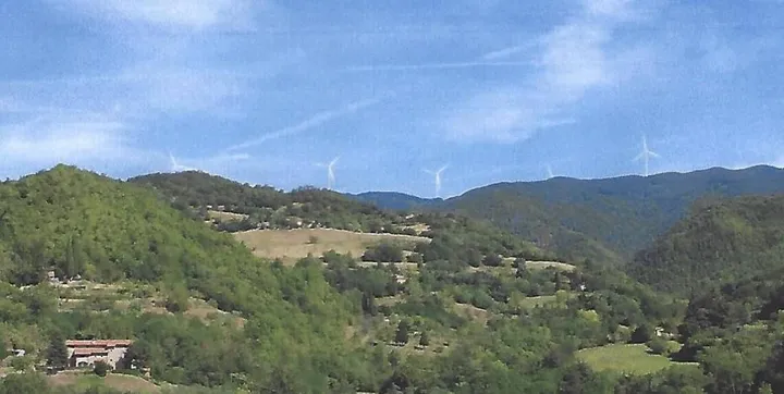 Un rendering che raffigura le pale eoliche nella zona dell’Appennino tosco-romagnolo in cui sorgeranno