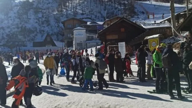 Il direttore Marco Giannarelli e una foto dello scorso weekend: Cerreto Laghi attira tanti sciatori dalle tre regioni di confine
