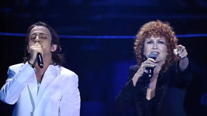 Il giovane Sangiovanni e Mannoia cantano ’A muso duro’ sul palco dell’Ariston