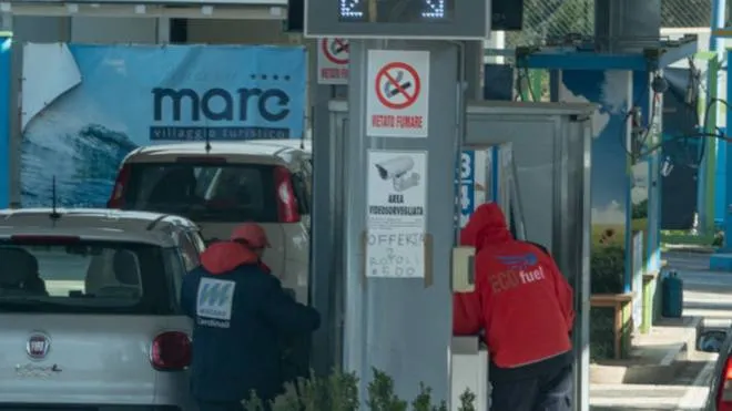 Il distributore di Salvano che ha prezzi del metano tra i più bassi d’Italia e l’imprenditore Mauro Cardinali