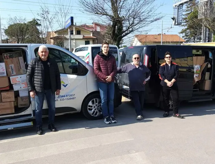 I volontari della Pa e gli autisti della Centrale del latte di Cesena diretti in Polonia