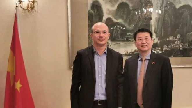 Il sindaco Luca Vecchi a Milano con il console cinese Kan Liu
