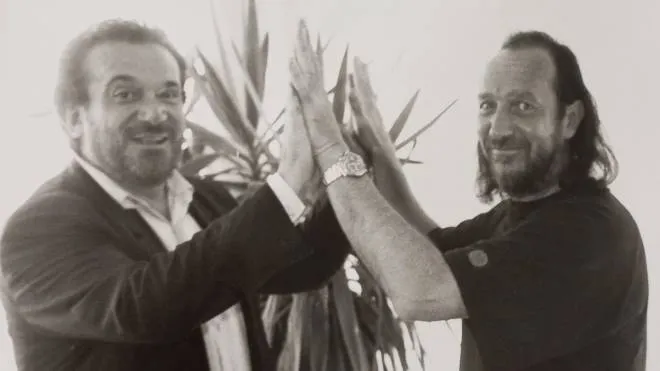 Gianni Cavina con Andrea Mingardi nel 1995; a destra, l’attore in una foto più recente