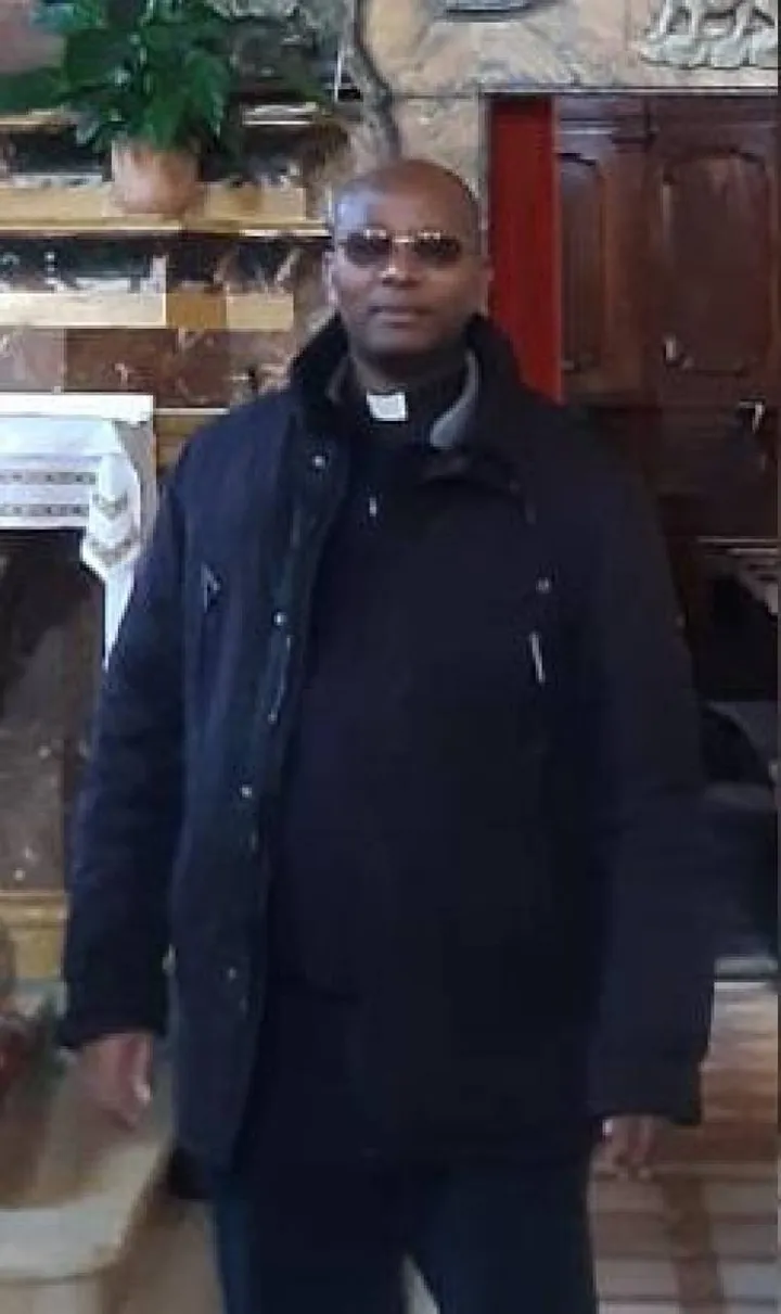 Il parroco della chiesa del San Marco Evangelista, padre Jacques Nzitonda Mulende