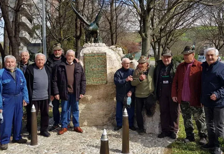 Un gruppo di Alpini della sezione castrocarese davanti al monumento