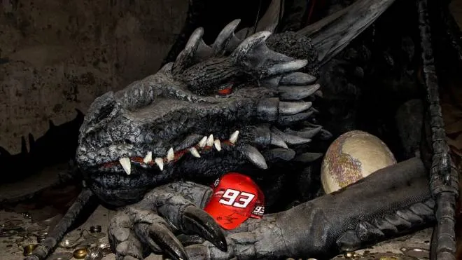 Il drago con il cappellino del fuoriclasse della MotoGp Marc Marquez