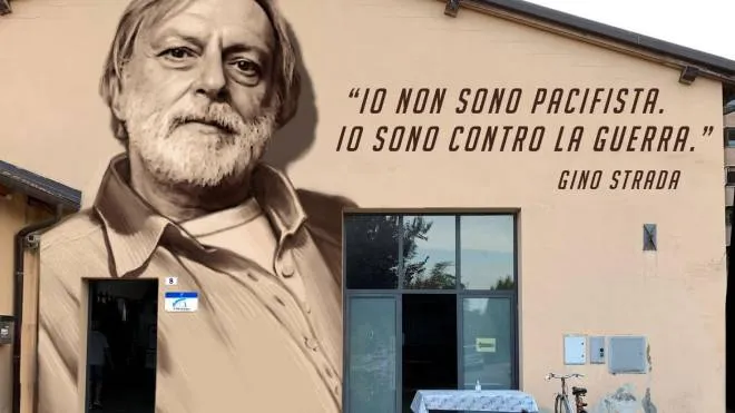 Una grande immagine a mezzo busto di Gino Strada, fondatore di Emergency,