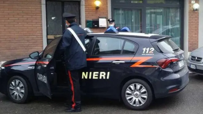 I carabinieri davanti alla casa di via Vespucci nel 2020