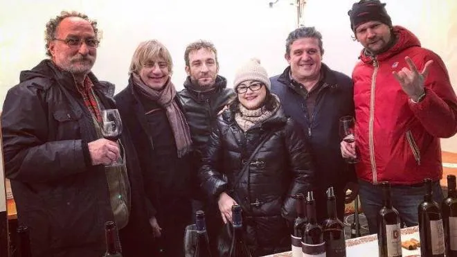 Foto di gruppo per alcuni viticoltori locali, con Giorgio Melandri (secondo da sinistra) vicepresidente dell’associazione ‘Modigliana-Stella dell’Appennino’