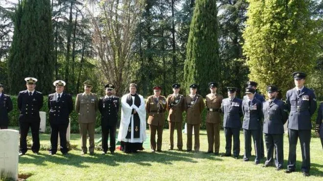 La cerimonia di sepoltura e benedizione delle spoglie del soldato inglese svoltasi al War Cemetery di Bologna