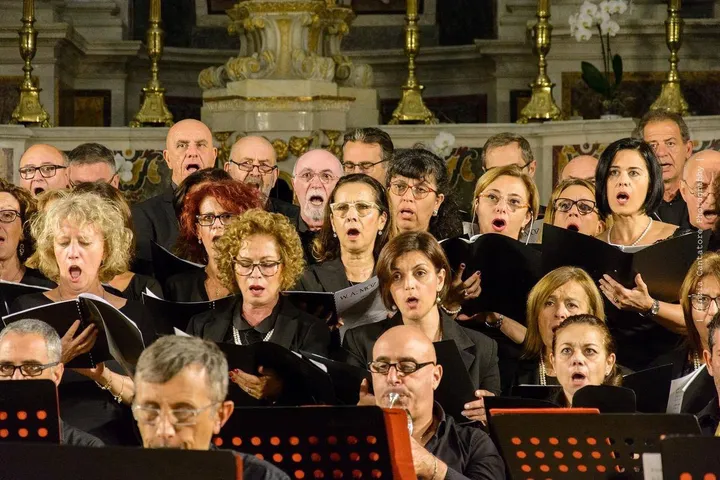 Sulla sinistra, Elisabetta Marcigliano assieme al suo coro durante una esibzione