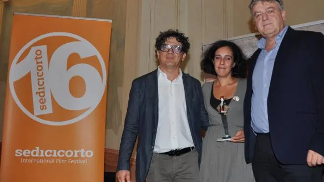 Nella foto i fratelli Castellini, gli organizzatori, con una regista premiata