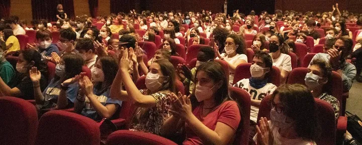 La platea del teatro dell’Osservanza gremita di studenti all’incontro sul cyberbullismo