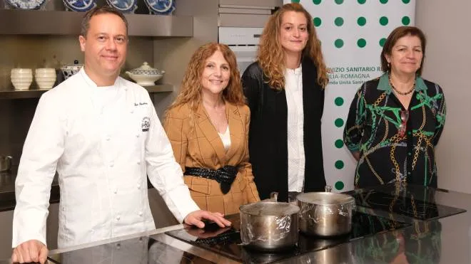 Lo chef Luca Marchini con Roberta Covezzi, Silvia Bellei e la direttrice sanitaria dell’Ausl Silvana Borsari (Fotofiocchi)