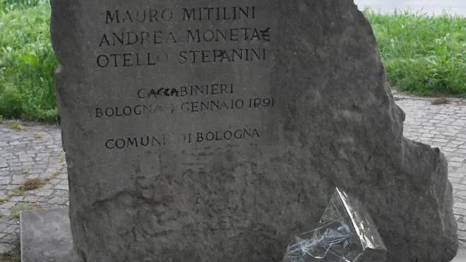 La lapide in memoria di Otello Stefanini, Mauro Mitilini e Andrea Moneta sfregiata al Pilastro