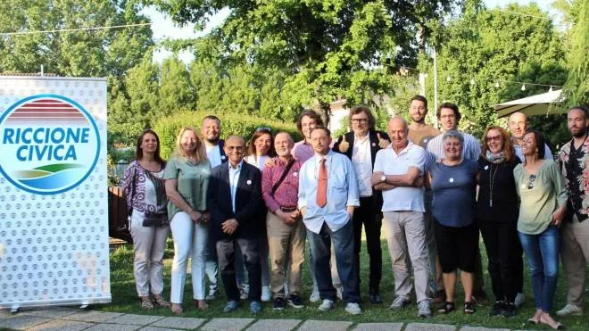 Alessandro Bartorelli con gli altri candidati di Riccione Civica e Claudio Cecchetto