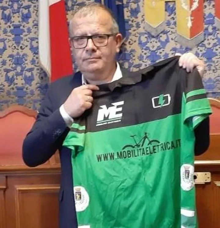 Il sindaco Fausto Tinti con la maglia verde che indosserà fino a Reggio Emilia