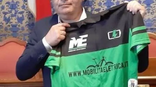 Il sindaco Fausto Tinti con la maglia verde che indosserà fino a Reggio Emilia