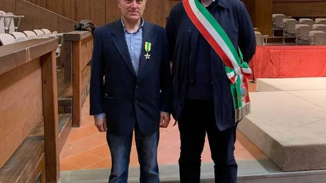 Renato Rensi insieme al sindaco Gabriele Meluzzi durante la cerimonia